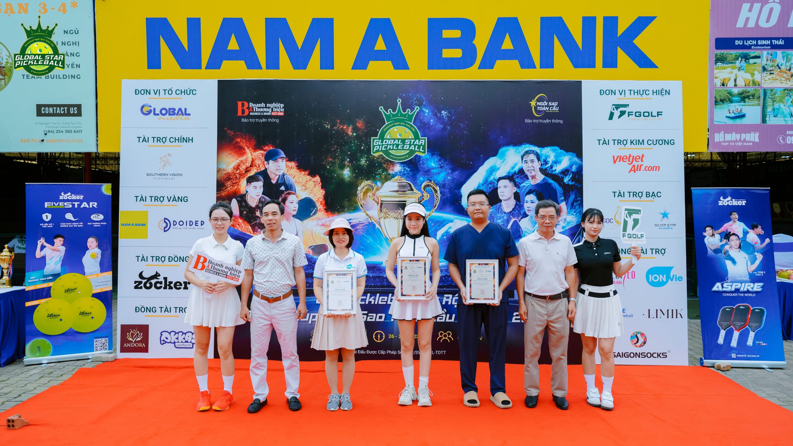 Các đơn vị tài trợ vinh dự nhận kỷ niệm chương từ Ban tổ chức.