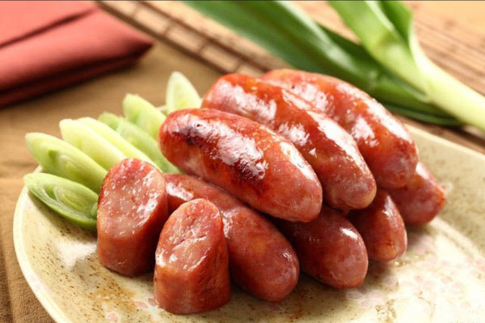 Nếu ăn lạp xưởng quá nhiều vào bữa sáng có thể gây ảnh hưởng nghiêm trọng tới cơ thể. Ảnh: Daubepgiadinh