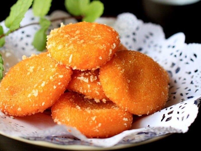 Bánh rán là món ăn sáng quen thuộc của nhiều người. Ảnh: Junbee