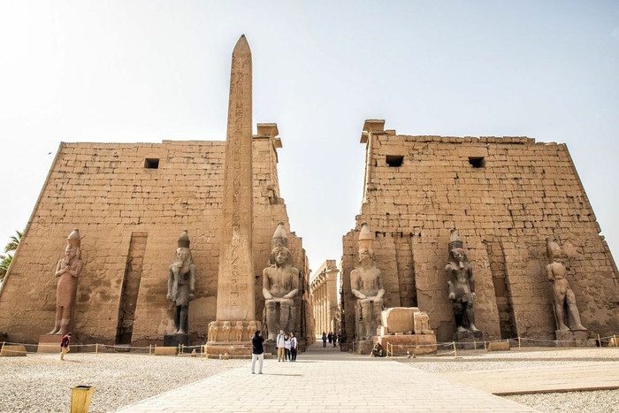 Đền Karnak với 134 cột đá khổng lồ cao 16m, chạm khắc tinh xảo. (Ảnh: travelpulse)
