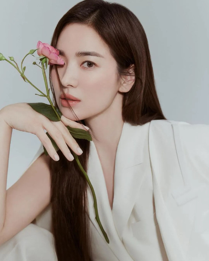 Cách xử lý của Song Hye Kyo được coi là chuẩn mực hành xử của giới nghệ sĩ (Ảnh: Naver).