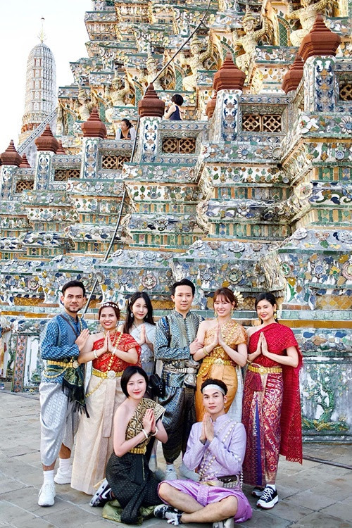 Trương Quỳnh Anh thân thiết với vợ chồng Trấn Thành và Hari Won. Nhóm bạn thân Vbiz thỉnh thoảng đi du lịch cùng nhau. (Ảnh FBNV)