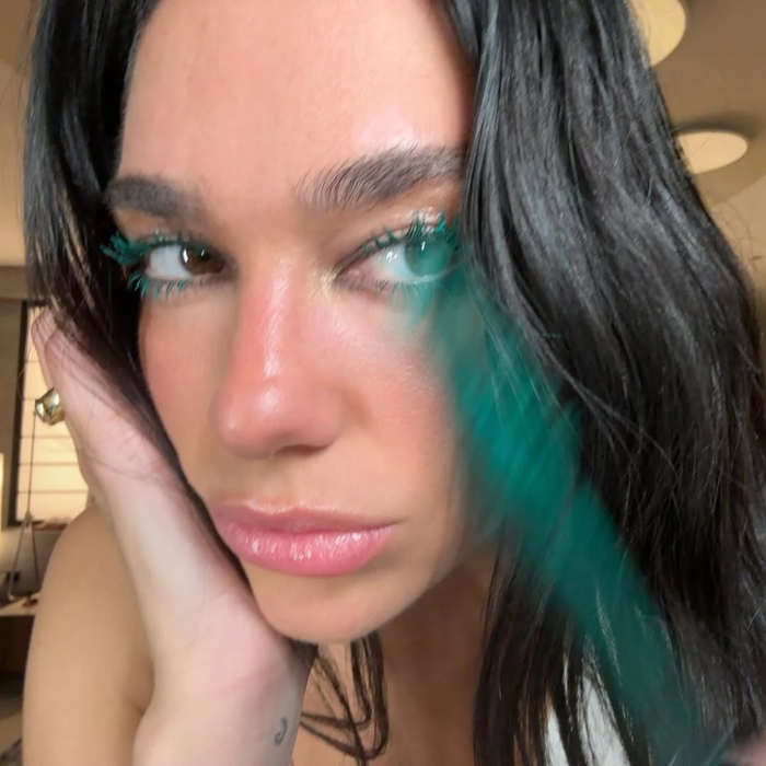 Dua Lipa với đôi hàng mi xanh lá nổi bật. (Ảnh: FBNV)