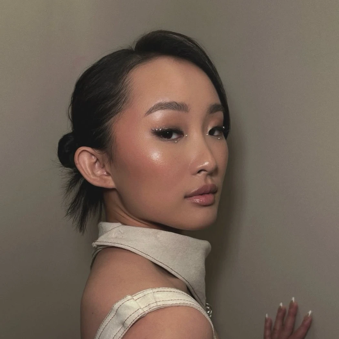 Makeup mắt điểm chi tiết pha lê. (Ảnh: @allanface)