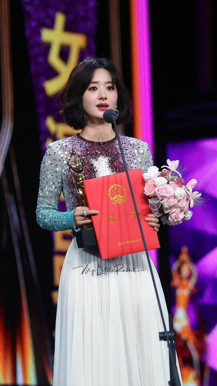 Triệu Lệ Dĩnh tại Lễ trao giải Phi Thiên lần thứ 34 (Ảnh: Weibo).