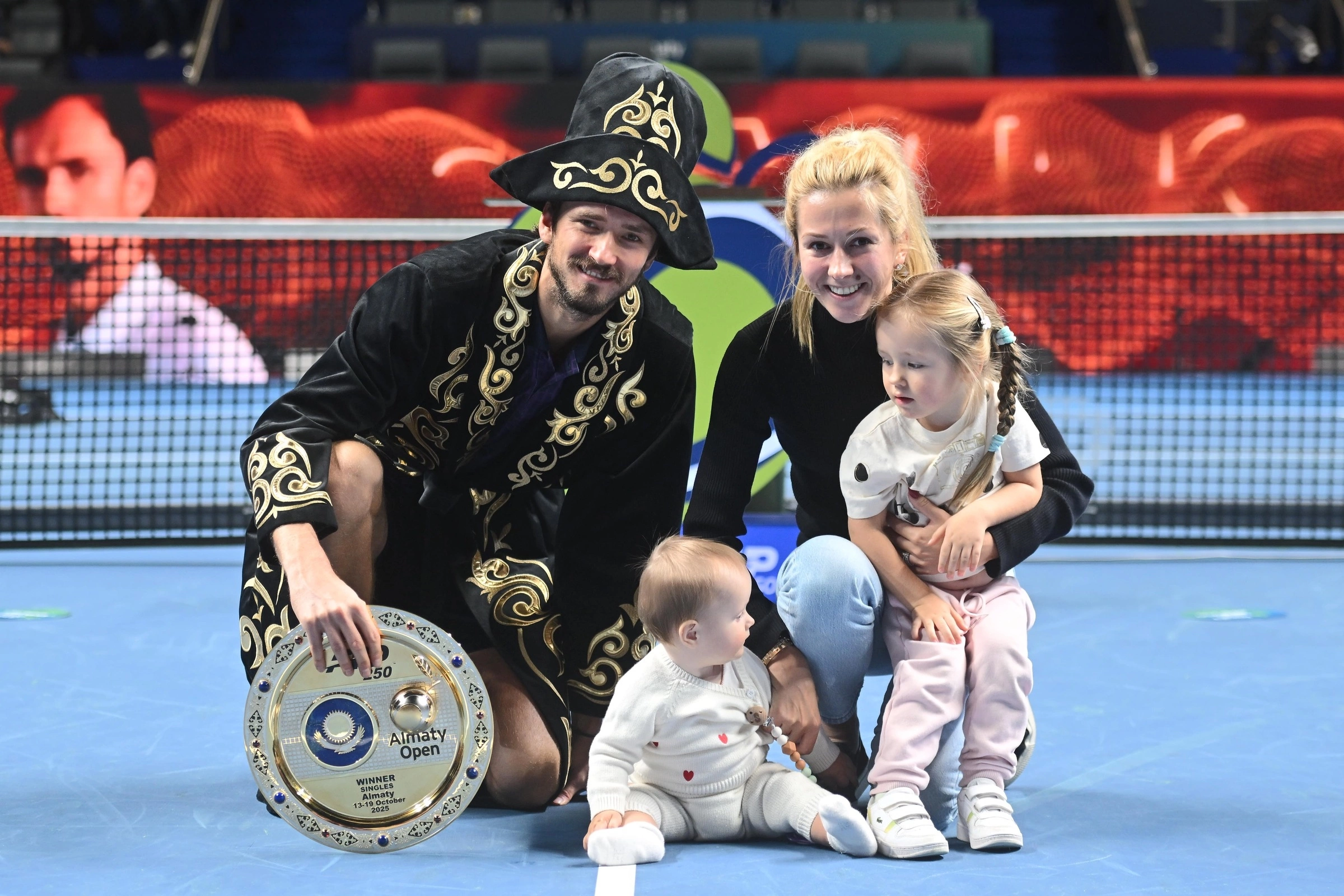 Medvedev chấm dứt cơn khát danh hiệu dài 882 ngày