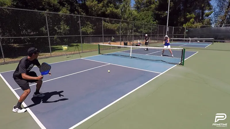 Chiến thuật Cô Lập trong Pickleball – “Đánh Một Người” Nhưng Không Hề Đơn Giản 2 Chiến thuật Cô Lập trong Pickleball