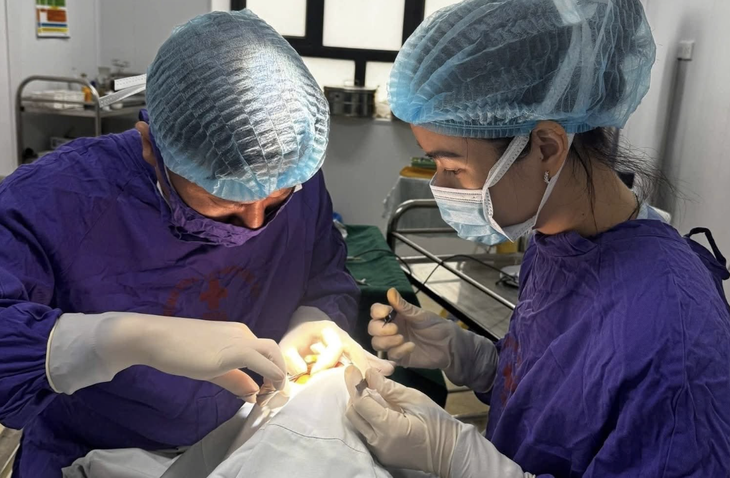 Quả cầu lông đập trúng mắt gây giập nhãn cầu, nguy cơ mất thị lực