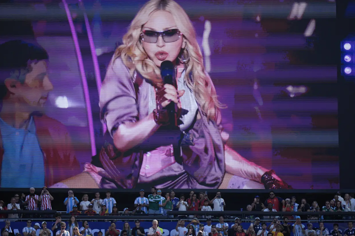 anh-man-hinh-2026-07-20-luc-074328-17845082155971282203571 Madonna, BTS, Justin Bieber và Shakira mang đến màn trình diễn ngoạn mục cho giờ nghỉ giữa hiệp World Cup - Ảnh 4.