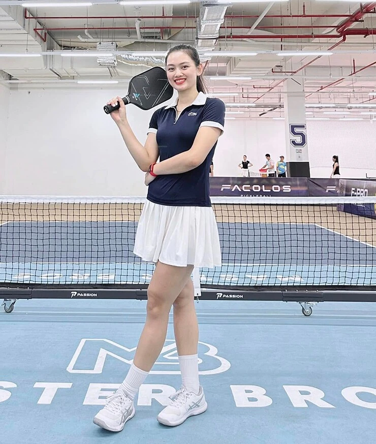 hoai-2-1783410762-785-width740height874 Hoa khôi bóng chuyền Thu Hoài vô địch pickleball, Á hậu Huyền My rạng rỡ dù phải "tắm sớm" - 3