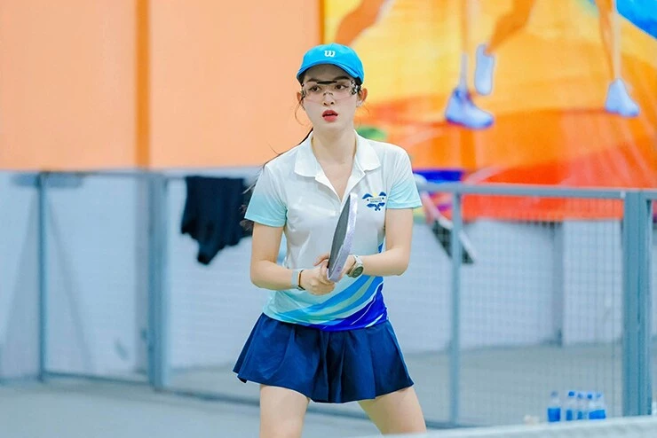 my-1-1783410812-582-width740height494 Hoa khôi bóng chuyền Thu Hoài vô địch pickleball, Á hậu Huyền My rạng rỡ dù phải "tắm sớm" - 5