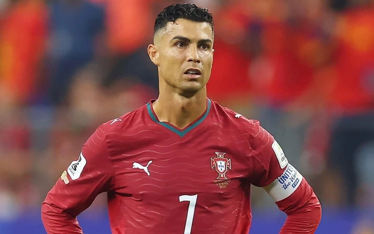 ronaldo-bo-dao-nha-tay-ban-nha-2-1783372429458634658583-65-0-1043-1565-crop-17845619695361845255952 Kỳ World Cup lớn nhất trong lịch sử sẽ được ghi nhớ như thế nào ? - Ảnh 2.