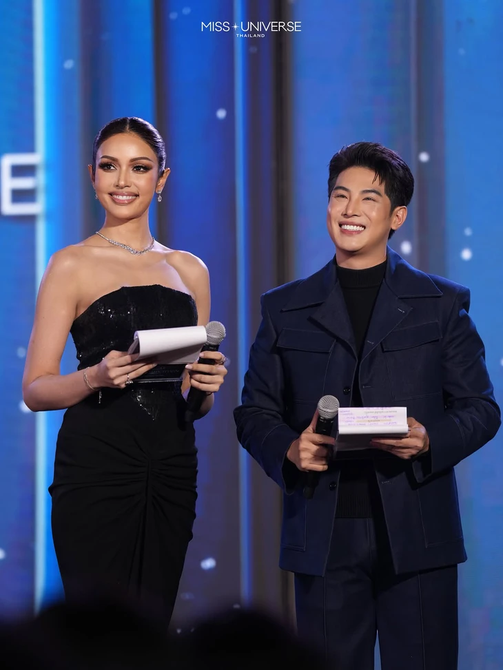 veena-praveenar-1st-runner-up-at-the-74th-miss-universe-graced-the-stage-as-a-host-for-the-mis-2-17840696377002011756890 Người đẹp Thái Lan vào top 5 Hoa hậu đẹp nhất thế giới 2025 - Ảnh 10.