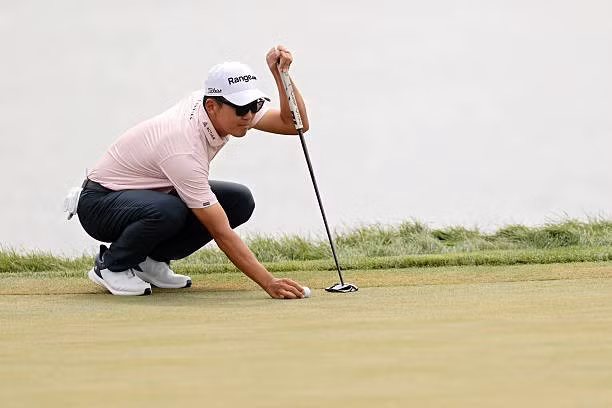 Cú putt hơn 7 mét đưa Michael Kim vào ngôi đền huyền thoại của PGA Tour - 1
