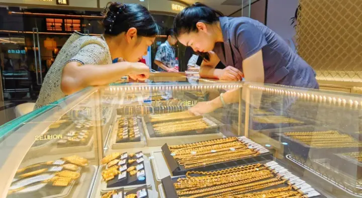 Các ngân hàng trung ương toàn cầu, đặc biệt là Trung Quốc, vẫn duy trì đà tích lũy vàng mạnh mẽ bất chấp giá điều chỉnh. Ảnh: China Daily