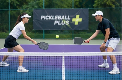 Minh họa người chơi luyện Backhand Volley tại khu vực Kitchen.